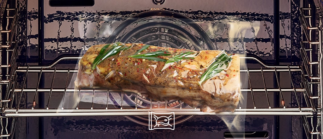 Detta är en bild som vakuumförpackat kött tillagas genom en air sous vide.